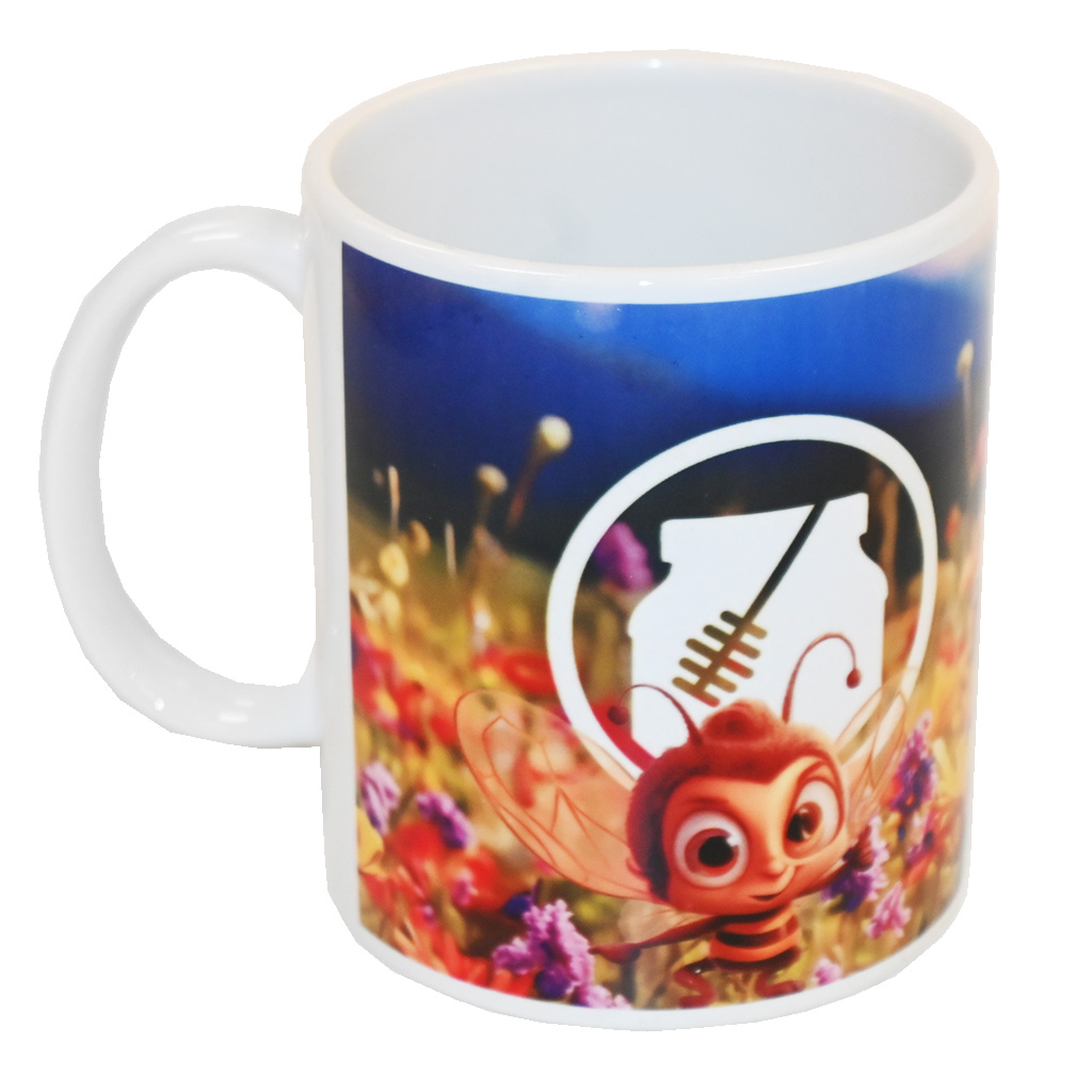 Tasse mit kindlichem Motiv einer Biene in der Blüte