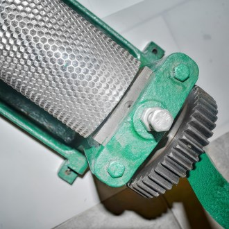 Pressmaschine auf Mittelwände